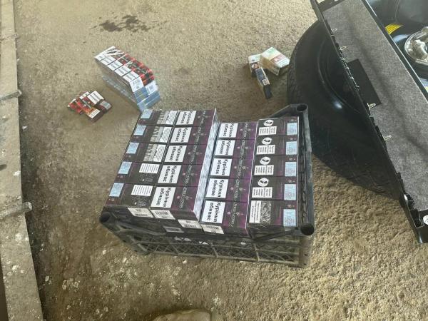  На закарпатському кордоні в автівці у схованках прикордонники знайшли понад 380 пачок сигарет 