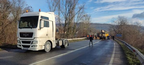  Вантажівка їхала з Тернополя до Македонії: подробиці нічної ДТП на Мукачівщині 