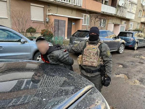 Спецоперація у Мукачеві: під час передачі товару затримали трьох місцевих наркоторговців Спецоперація у Мукачеві: під час передачі товару затримали трьох місцевих наркоторговців