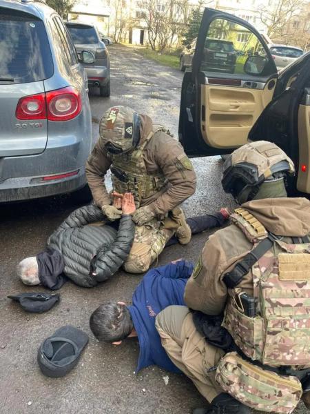 Спецоперація у Мукачеві: під час передачі товару затримали трьох місцевих наркоторговців Спецоперація у Мукачеві: під час передачі товару затримали трьох місцевих наркоторговців
