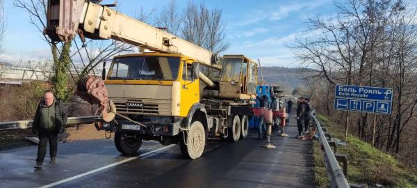  Вантажівка їхала з Тернополя до Македонії: подробиці нічної ДТП на Мукачівщині 