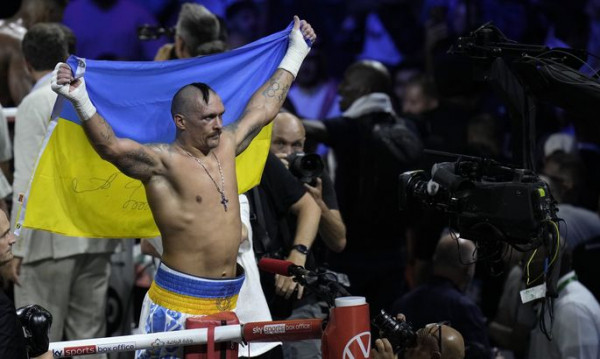 На фоні прапору України: Усик продовжує дражнити Ф'юрі