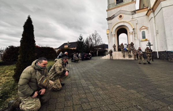 Мукачево навколішки провело в останню дорогу полеглого Героя Миколу Гуті (ФОТО)