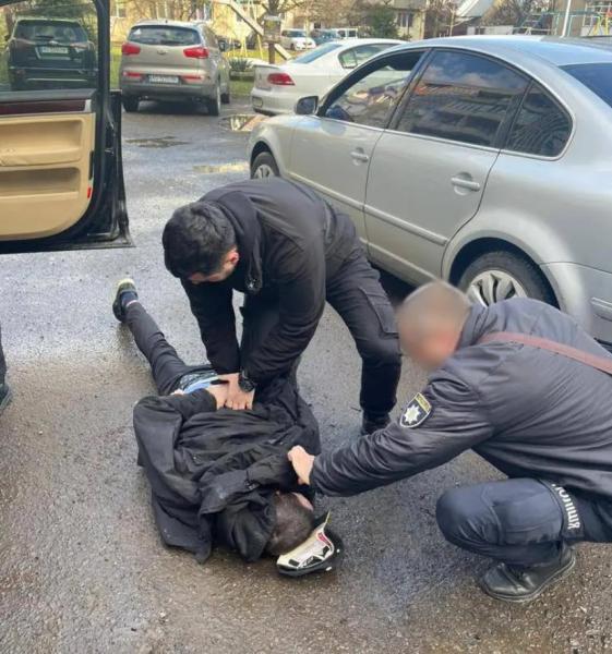 Спецоперація у Мукачеві: під час передачі товару затримали трьох місцевих наркоторговців Спецоперація у Мукачеві: під час передачі товару затримали трьох місцевих наркоторговців