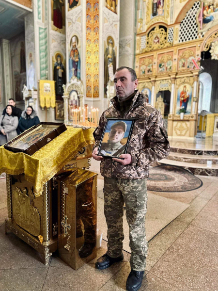 Мукачево навколішки провело в останню дорогу полеглого Героя Миколу Гуті (ФОТО)