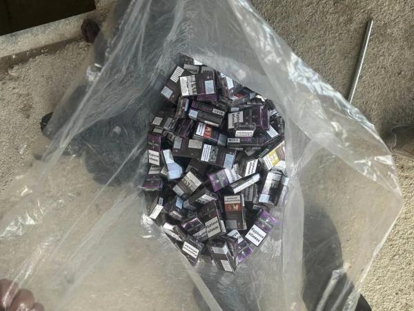  На закарпатському кордоні в автівці у схованках прикордонники знайшли понад 380 пачок сигарет 