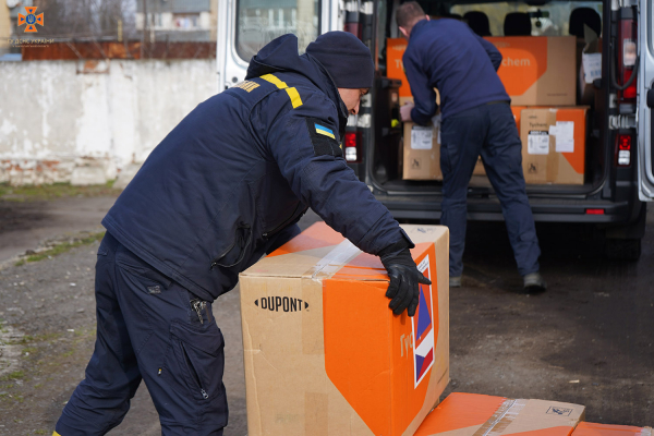  Рятувальники отримали понад 460 костюмів хімічного захисту від партнерів з Чехії 