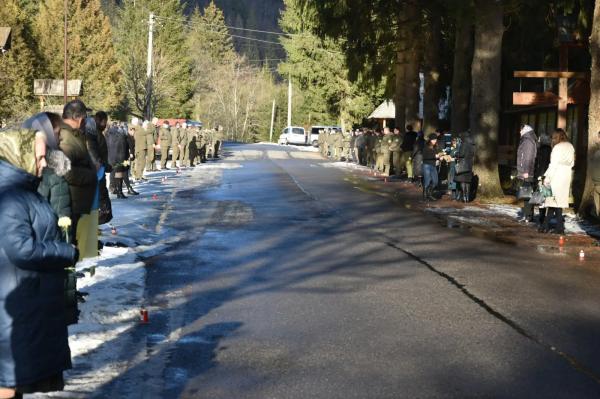  На Закарпатті на колінах зустріли полеглого у боях за Україну воїна Івана Мезея 