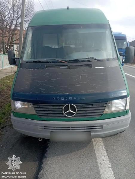  На Мукачівщині на трасі зупинили мікроавтобус з ящиками безакцизних цигарок 