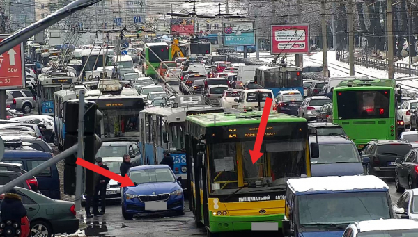 У Вінниці тролейбуси зупинились в заторі біля Урожаю через ДТП                    
