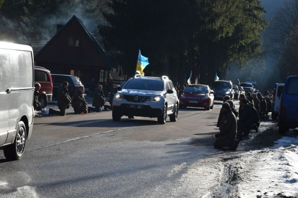  На Закарпатті на колінах зустріли полеглого у боях за Україну воїна Івана Мезея 