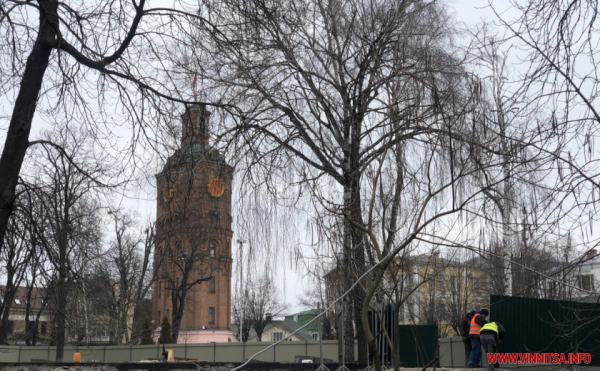 У центрі Вінниці поставили паркан біля вежі. Фото                     
