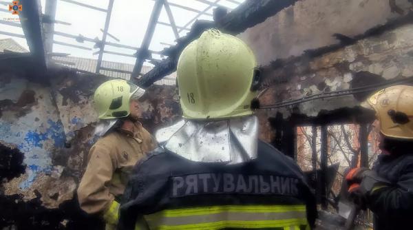  Жінку винесли з палаючого будинку: у Малій Копані трапилася пожежа 