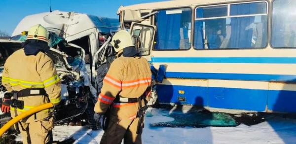  Автобус сполученням «Коломия - Мукачево» потрапив у ДТП: одна людина загинула, ще двадцять чотири доставлені в лікарню 