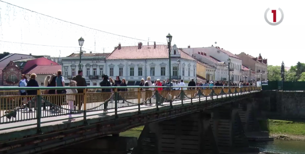  Дошкільний ажіотаж: в Ужгороді батьки скаржаться на великі черги до дитсадків (ВІДЕО) 