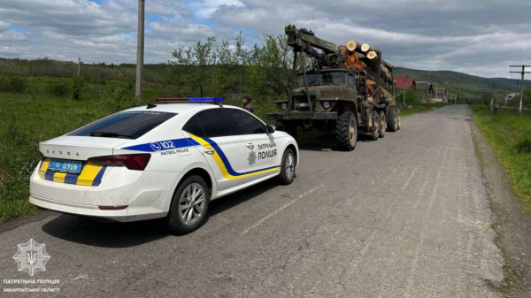  В Ужгородському районі правоохоронці виявили лісовоз без належних документів на деревину 