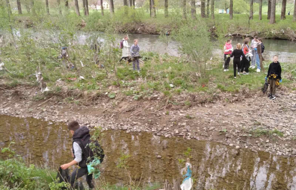 "За чисте довкілля": Юні закарпатці провели весняну толоку (ФОТО)