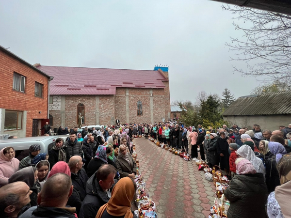 На Вінниччині сотні православних християн святили паски біля костелу, бо люди не захотіли йти до церкви, приналежної до москви                    
