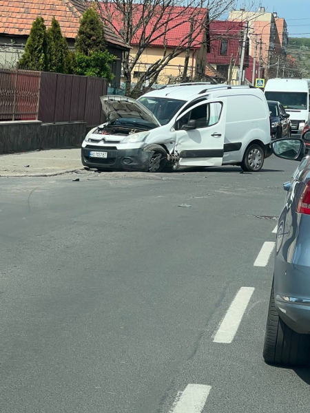  У Мукачеві трапилася ДТП за участю двох легковиків: рух ускладнено (ВІДЕО) 