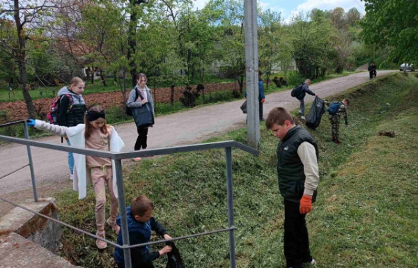 "За чисте довкілля": Юні закарпатці провели весняну толоку (ФОТО)