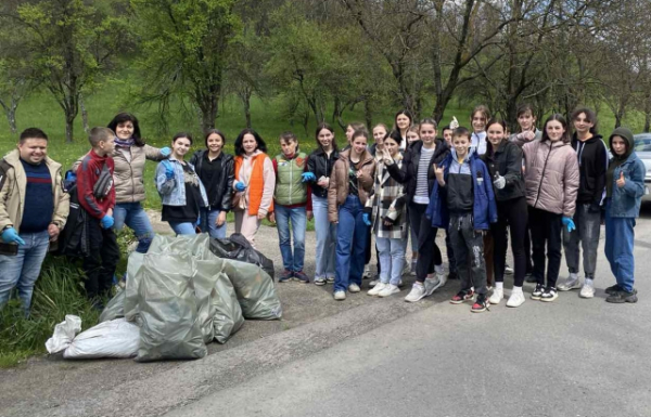 "За чисте довкілля": Юні закарпатці провели весняну толоку (ФОТО)