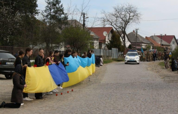  На Хустщині навколішки попрощалася з полеглим Героєм Юрієм Поповичем 