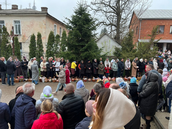 На Вінниччині сотні православних християн святили паски біля костелу, бо люди не захотіли йти до церкви, приналежної до москви                    
