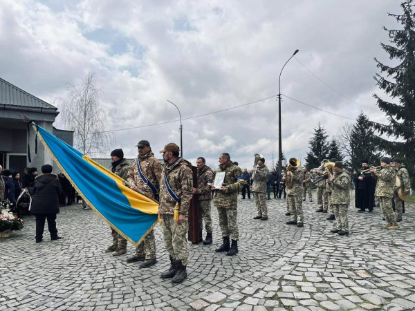  У Мукачеві попрощалися із полеглим у війні Героєм Казмером Чаловим (ФОТО) 