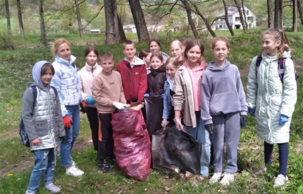 "За чисте довкілля": Юні закарпатці провели весняну толоку (ФОТО)