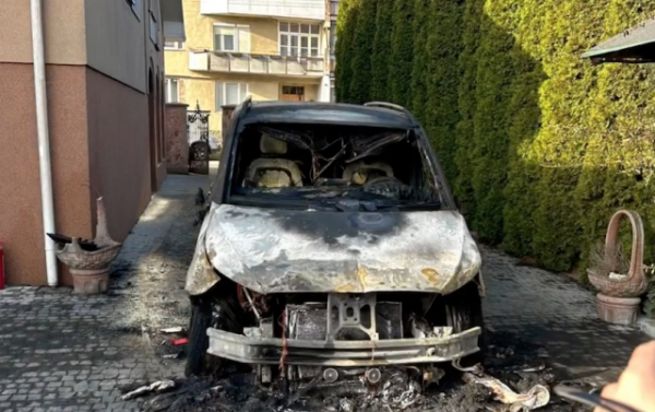 Вночі в Ужгороді згоріла автівка секретаря міської ради (ВІДЕО)