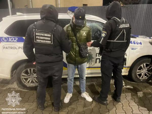  В Ужгороді та Мукачеві: патрульні зафіксували трьох осіб із наркотиками 