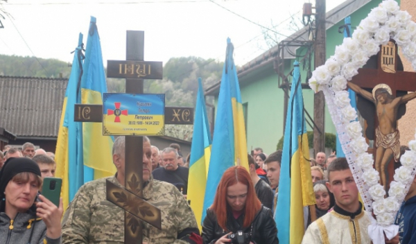 Рахівщина навколішки прощалася з полеглим Героєм Петром Куриляком (ФОТО, ВІДЕО)