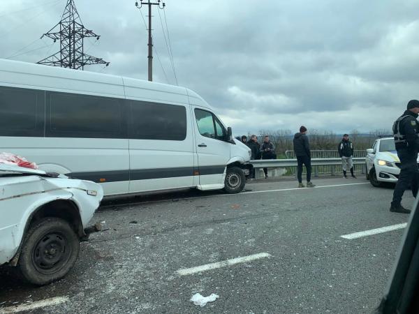  У Мукачівському районі ВАЗ зіштовхнувся з "Mercedes-Benz Sprinter": постраждав водій 