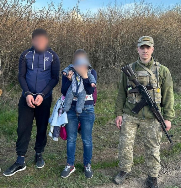 На околиці Ужгорода затримала чоловіка та жінку з немовлям, які намагалися незаконно перетнути кордон 