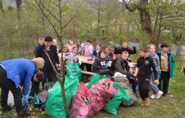 "За чисте довкілля": Юні закарпатці провели весняну толоку (ФОТО)