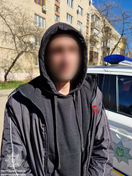  В Ужгороді та Мукачеві: патрульні зафіксували трьох осіб із наркотиками 
