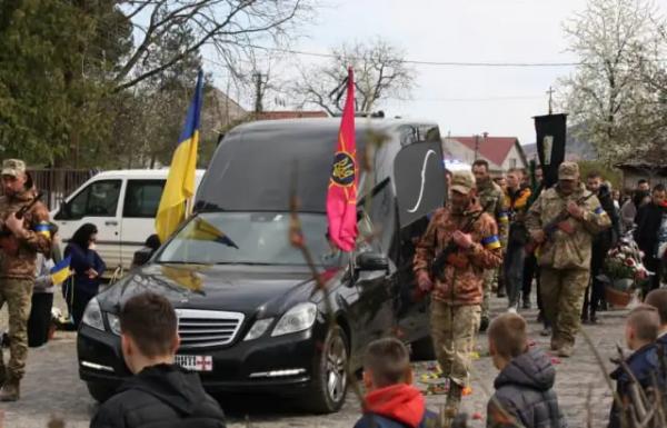  На Хустщині навколішки попрощалася з полеглим Героєм Юрієм Поповичем 