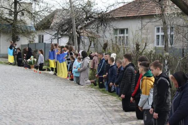  На Хустщині навколішки попрощалася з полеглим Героєм Юрієм Поповичем 