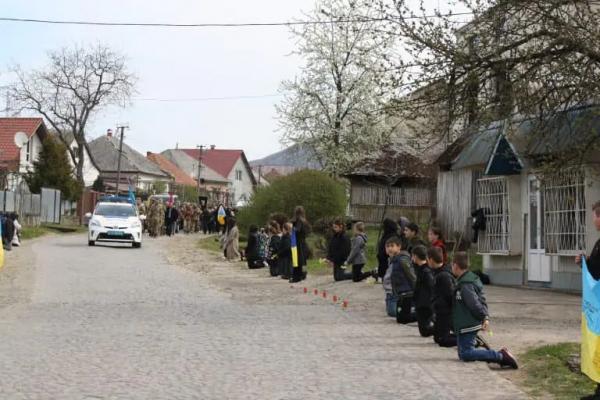  На Хустщині навколішки попрощалася з полеглим Героєм Юрієм Поповичем 