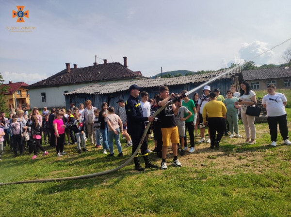 Юні закарпатці завітали до рятувальників на повчальну зустріч