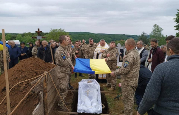 Іршавська громада попрощалася з полеглим Героєм Іваном Базьо (ФОТО, ВІДЕО)