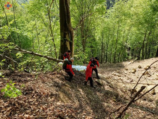  Закарпатські рятувальники врятували киянина на милицях, який заблукав у лісі 