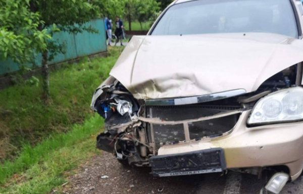ДТП на Мукачівщині: Одна з автівок опинилася у кюветі (ФОТО)
