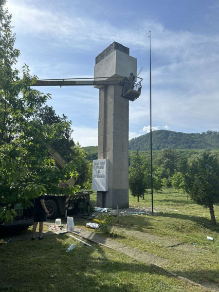 У Перечині з пам'ятника демонтували радянських солдат (ФОТОФАКТ)