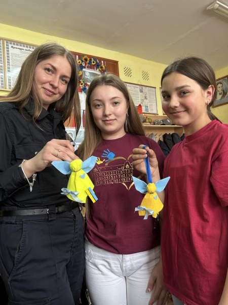 "Янгол-Охоронець для захисника": Закарпатські школярі виготовили обереги українським військовим