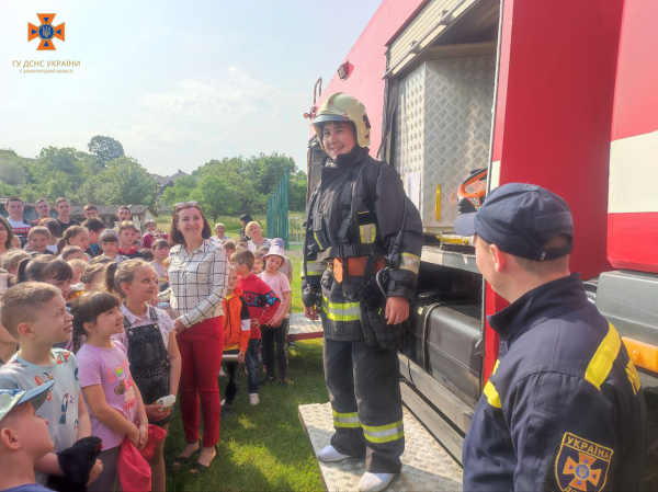 Юні закарпатці завітали до рятувальників на повчальну зустріч