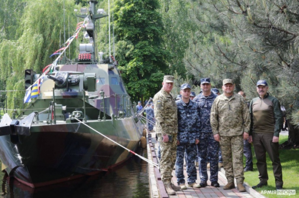 У ВМС почав службу бронекатер "Буча", церемонію передачі відвідав Залужний