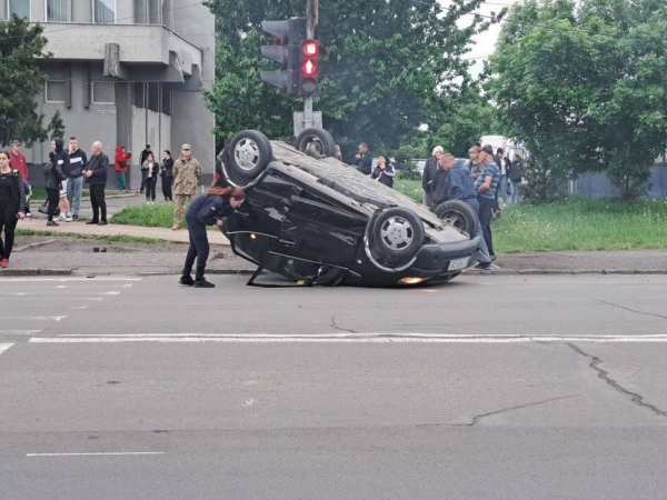  У автомобілі були дві жінки та дитина: в Ужгороді Mercedes перекинувся на дах 