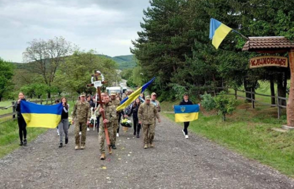 Іршавська громада попрощалася з полеглим Героєм Іваном Базьо (ФОТО, ВІДЕО)