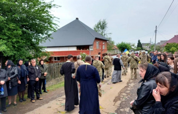 Іршавська громада попрощалася з полеглим Героєм Іваном Базьо (ФОТО, ВІДЕО)